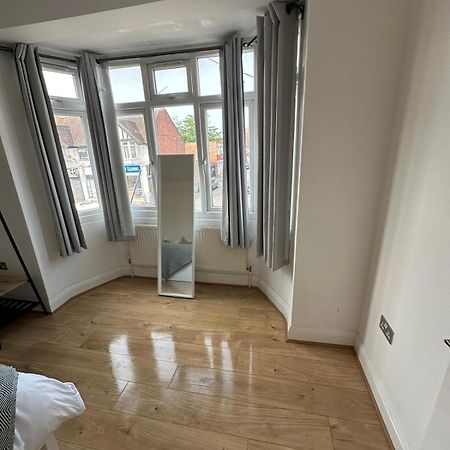 Central & Cozy 3Br Apt - High Chair - Free Parking Лондон Экстерьер фото