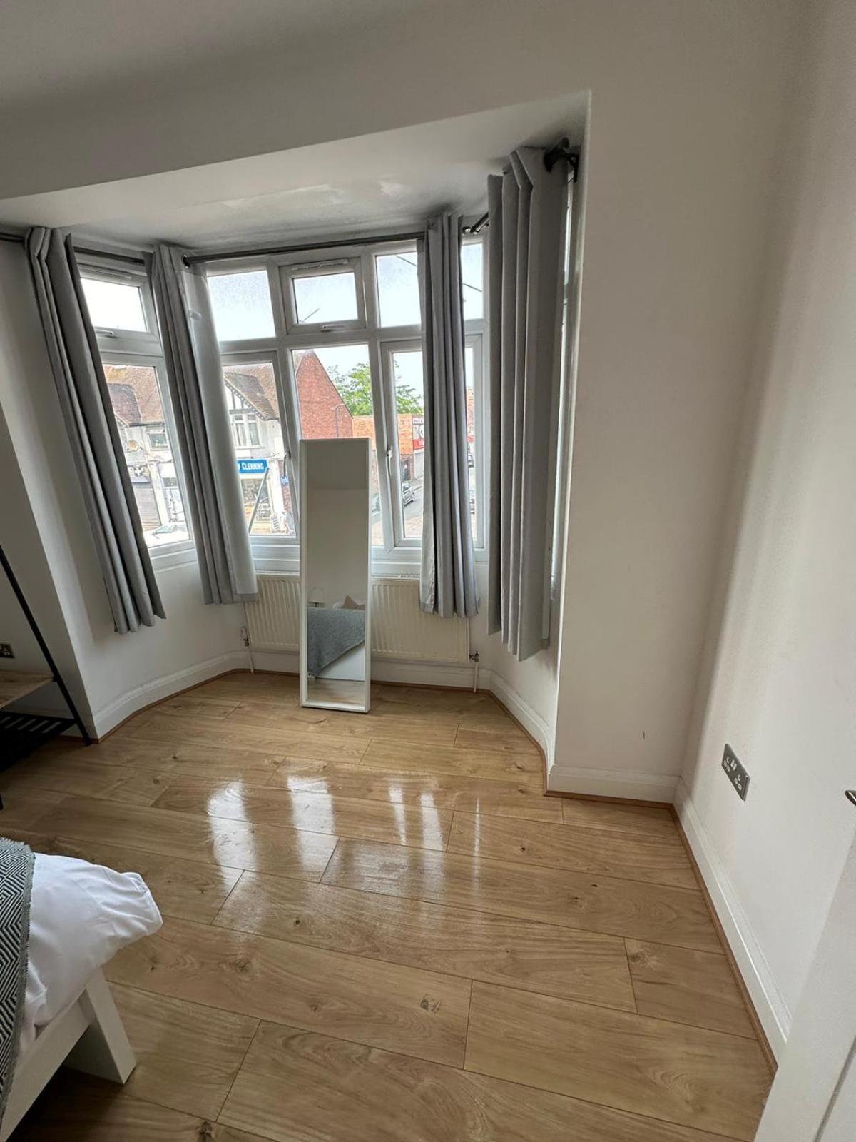 Central & Cozy 3Br Apt - High Chair - Free Parking Лондон Экстерьер фото